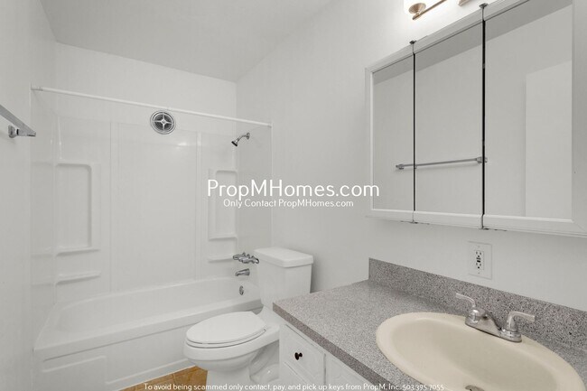 Building Photo - Updated Two Bedroom Unit in the Heart of Oregon City - NEW PHOTOS