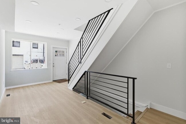 Building Photo - 1511 W Flora St