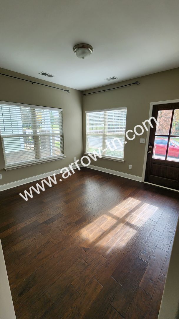 Building Photo - Fantastic End Unit Townhome in Franklin!