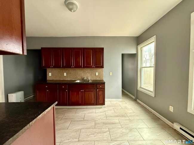 Building Photo - 72 Burton St