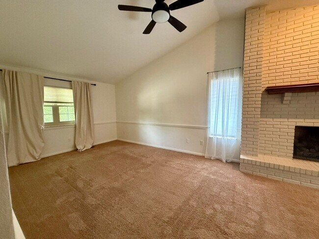 Building Photo - Available now-  4 Bedroom house in O'Fallon