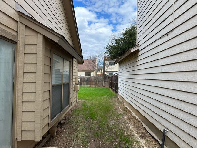 Building Photo - CUTE 3 BEDROOM 2 BATH IN NORTHSIDE ISD