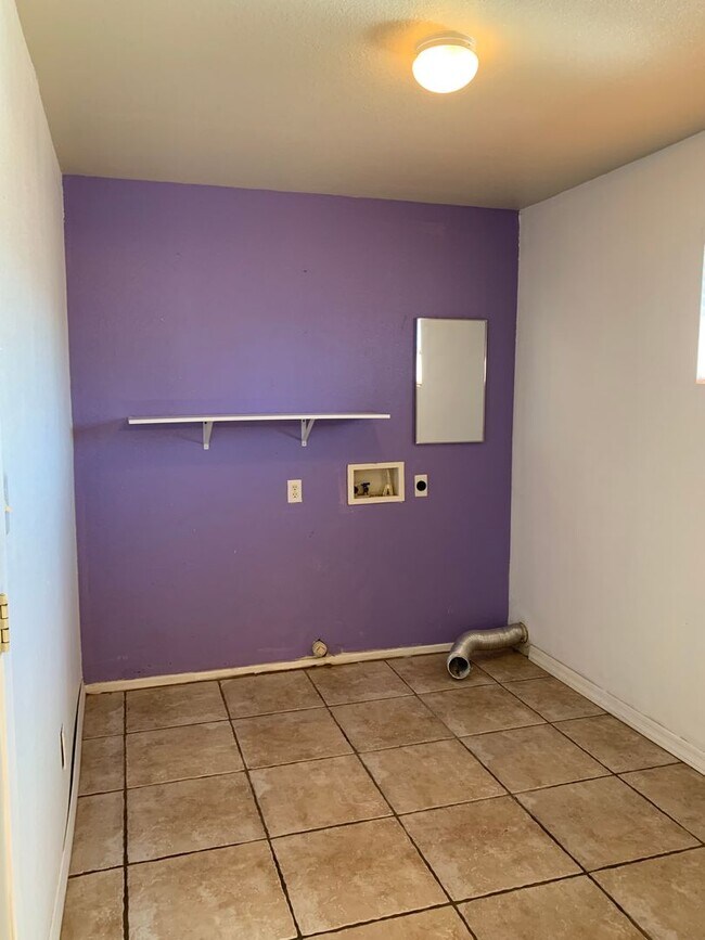 Building Photo - 3 BEDROOM HOME!