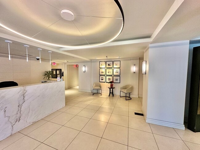 Building Photo - Fantastic 1 Bed with Den/Office/Additional Sleeping area! Conveniently located near Dupont, Logan...