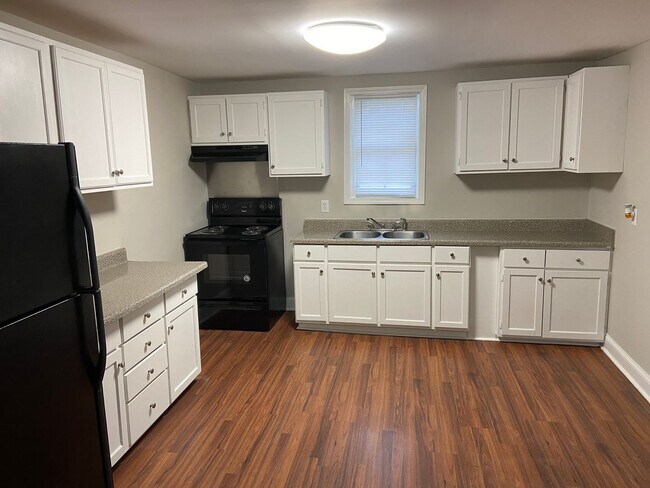 Building Photo - Historic 3 bedroom home near courthouse square in Murfreesboro