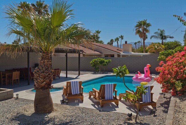 Building Photo - Modern home w Private Pool, Spa, Pets Welc...