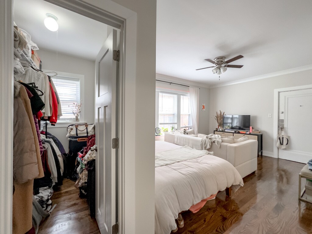 Building Photo - 648 W Roscoe St