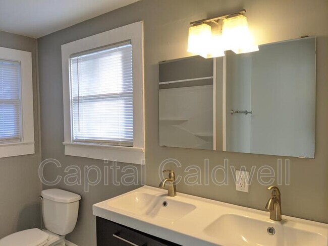 Building Photo - 304 E Hanna Ave