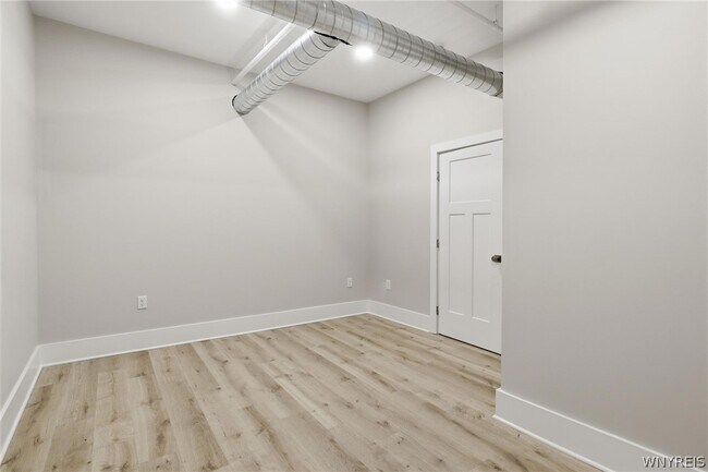 Building Photo - 136 Seneca St