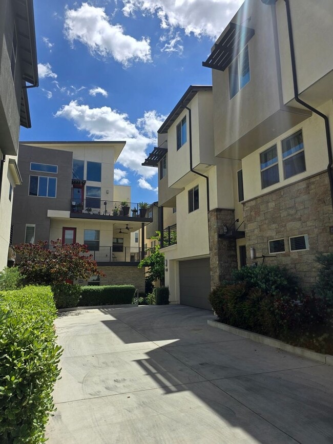 Building Photo - Breathtaking 4-bedroom, 3.5-bathroom townh...