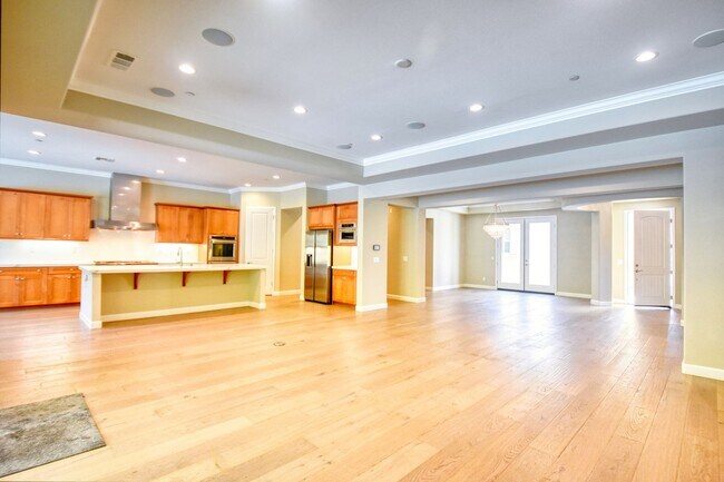 Building Photo - 5 Bedroom Resort-Style Estate with Pool, S...