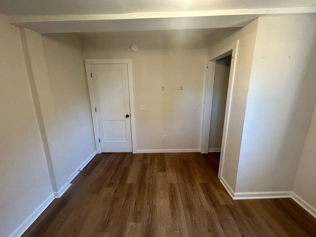 Building Photo - 827 Silver St