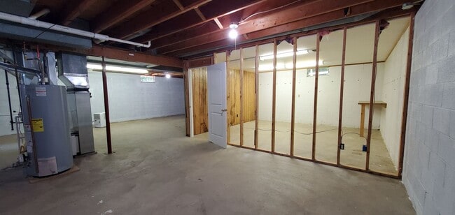 Building Photo - 4 Bedroom Parsonage Property 1 Mile to Fra...