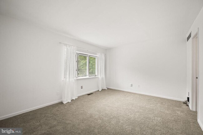 Building Photo - 267 Fox Run