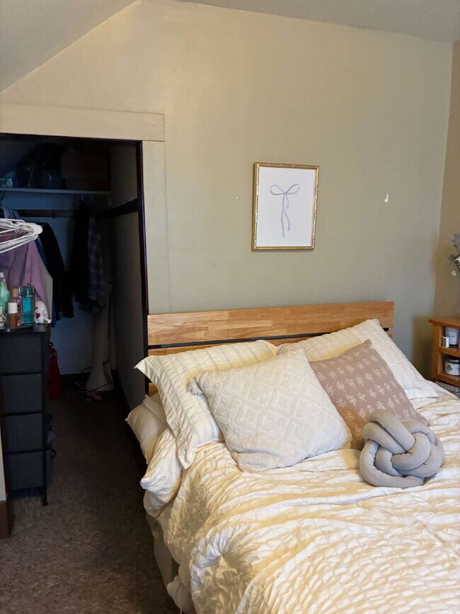 Building Photo - 4 Bed 2 Bath close to UWEC!