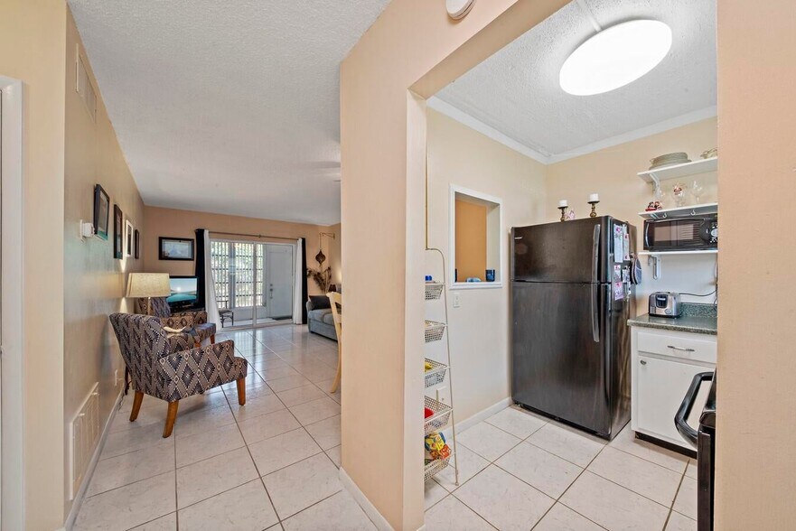 Building Photo - 1111 Lake Ter