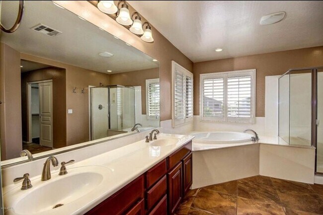 Building Photo - Stunning 4BR House in Phoenix with sparkling pool, resort style backyard and solar panles