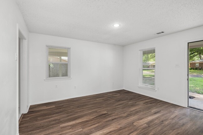 Building Photo - 3 bedroom, 2 bath recently updated in Horn...