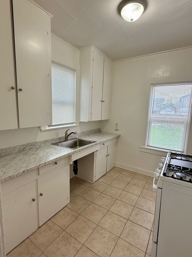 Building Photo - 1 Bedroom 1 Bath Duplex!