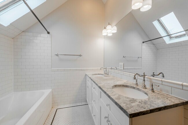 Building Photo - 1709 W Barry Ave