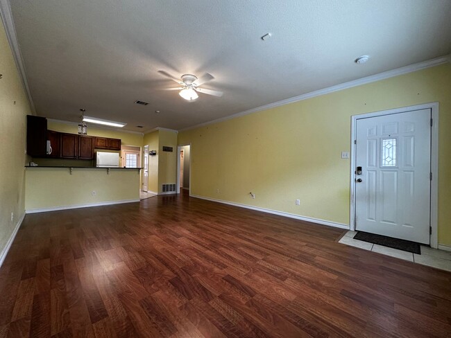 Building Photo - Spacious 2/2 Condo Minutes from Campus and...