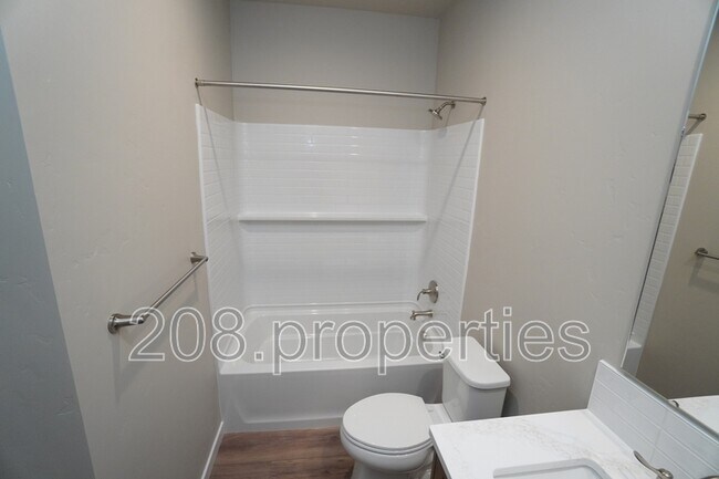 Building Photo - 14561 Pne Knl St
