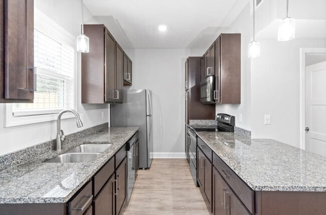 Kitchen - 1625 Golf Club Ln