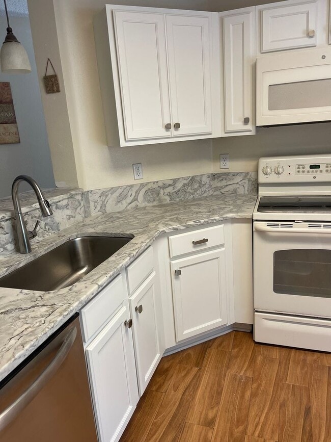 Building Photo - One-Story End Unit Oasis Backing to Preserve - No Carpet + Plantation Amenities!!