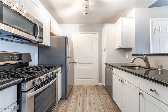 Building Photo - 950 Seven Hills Dr