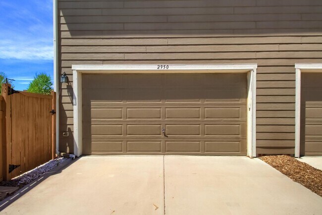 Building Photo - 3 Bed 2.5 Bath End Unit Home with FENCED Y...