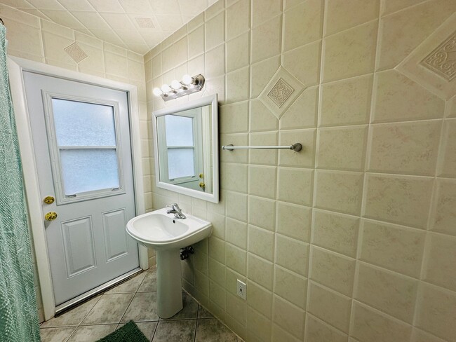 Building Photo - Private Pool 2 Bedroom/2 Bathroom - Close ...