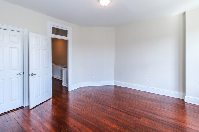 Building Photo - Renovated Columbia Heights 3BD Rowhome wit...