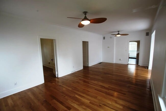 Building Photo - Lovely Craftsman Style Home Ballard !