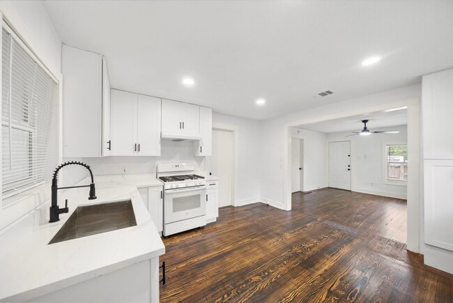 Building Photo - 4208 Delhi St