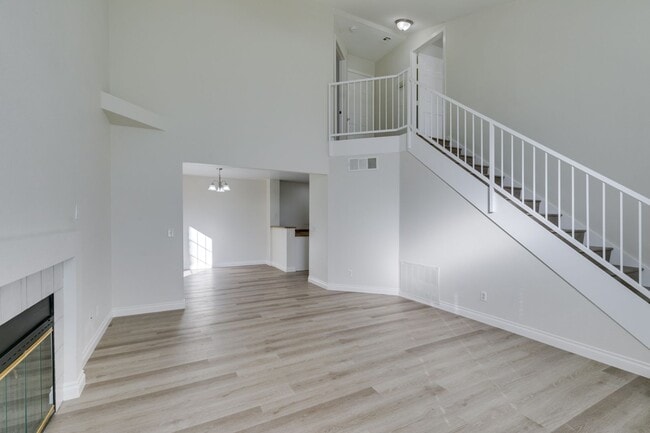 Building Photo - North Summerlin Townhouse with attached garage - 2 master suites