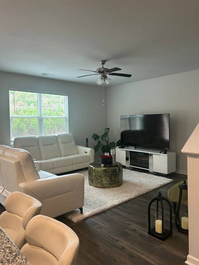 Building Photo - Beautiful 5 bedroom 2.5 bathroom new construction home