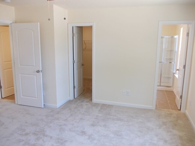 Building Photo - 3 Bed End Unit Townhome in Prosperity Chur...