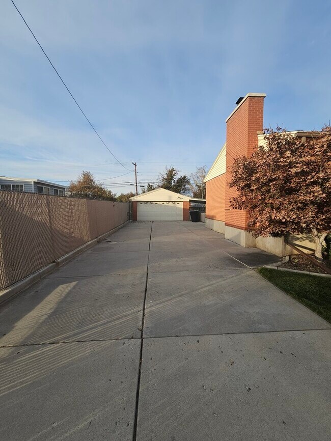 Building Photo - 4 bed 2 bath Home in Murray