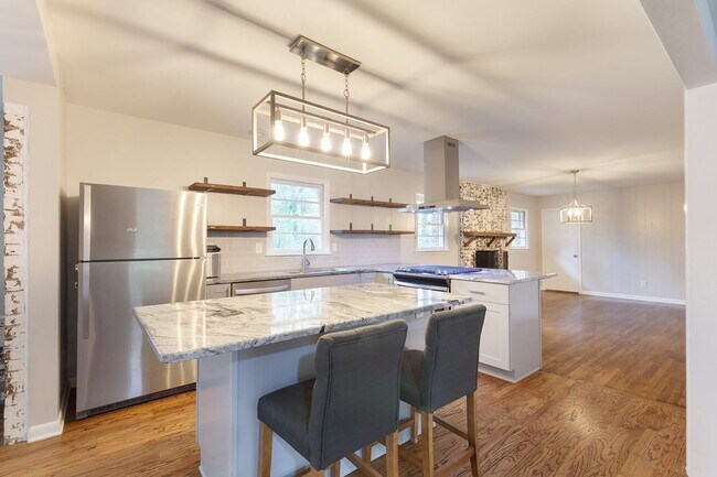 Building Photo - Very Spacious 4/3 w/ Finished Basement in ...