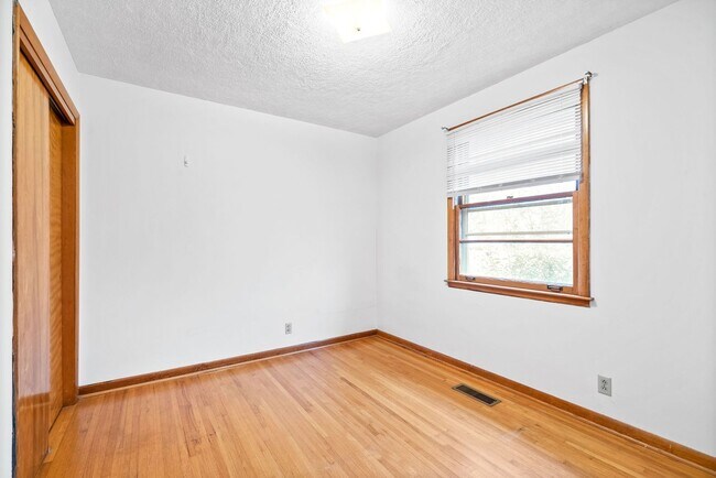 Building Photo - 3 Bedroom 1 1/2 Bath Home For Rent Near Madison Street!