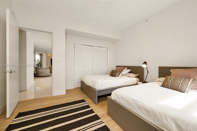 Building Photo - 733 Crandon Blvd