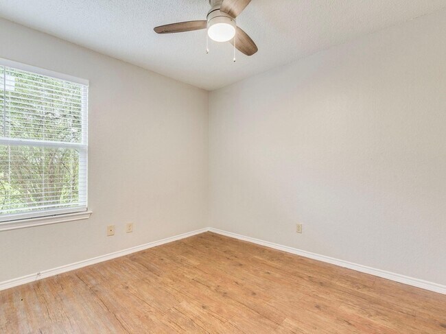 Building Photo - 1110 Hyridge St