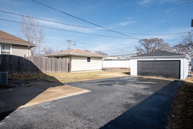 Building Photo - 1520 N Prairie Ave