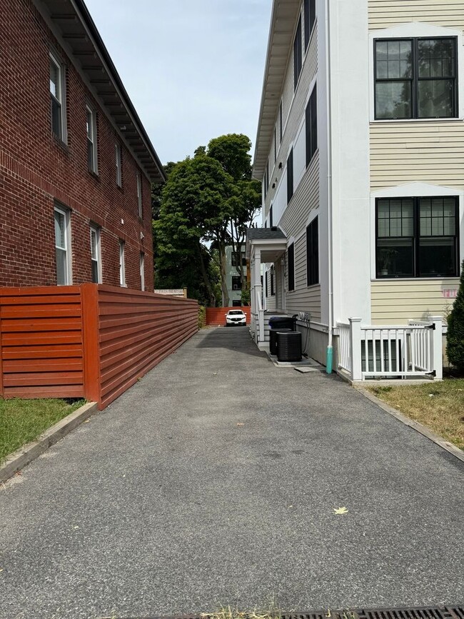 Building Photo - 3 Bedroom Townhome in Dorchester