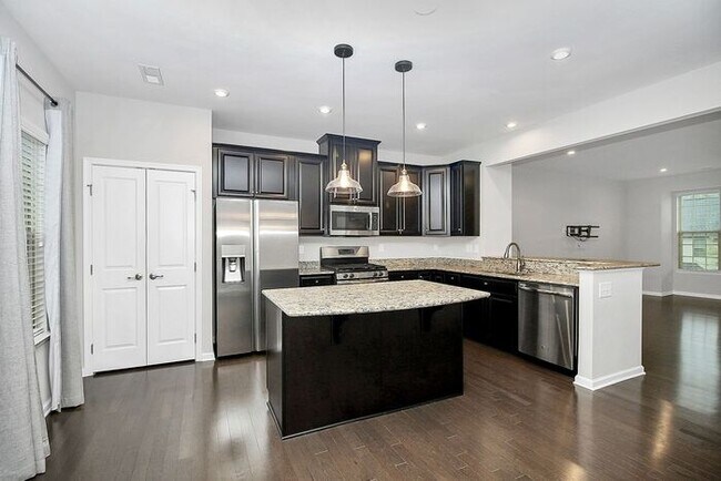 Building Photo - Stunning 3 Story 3BD/2+2HalfBA Townhome in...