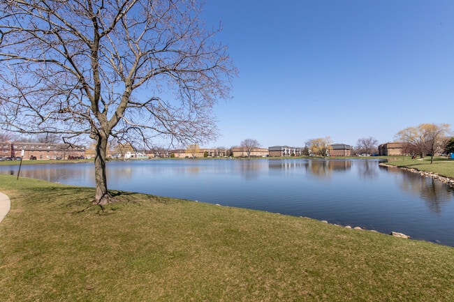 Building Photo - 9379 Bay Colony Dr