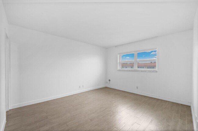 Building Photo - 5321 NE 24th Terrace