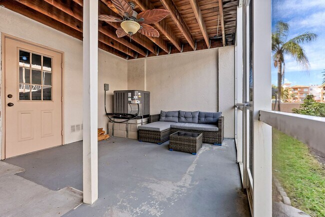 Building Photo - Impeccably Furnished Annual Rental Townhom...