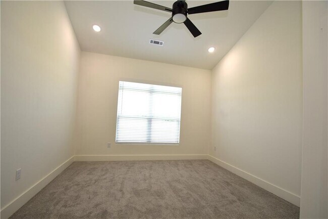 Building Photo - 421 Azurite Rd