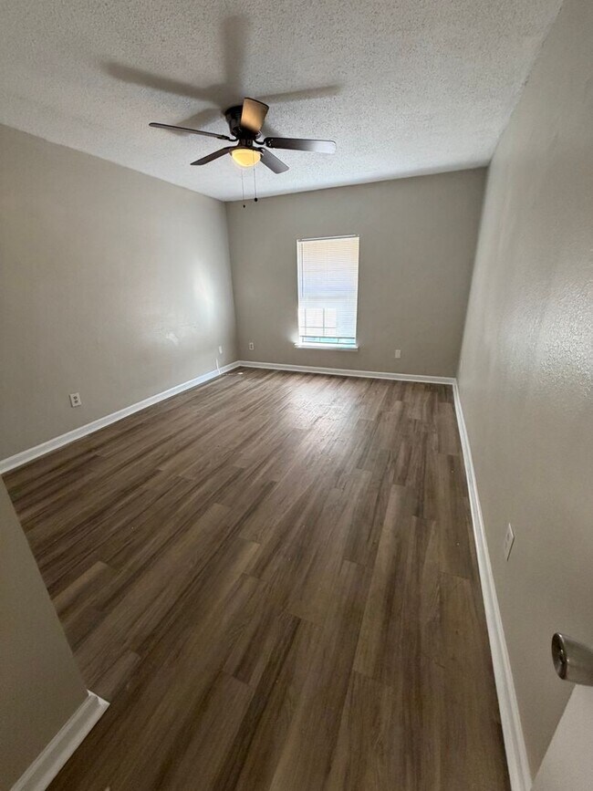 Building Photo - Updated 3BR/2BA Near Parks, Golf, Shopping, and the St. Marks Trail